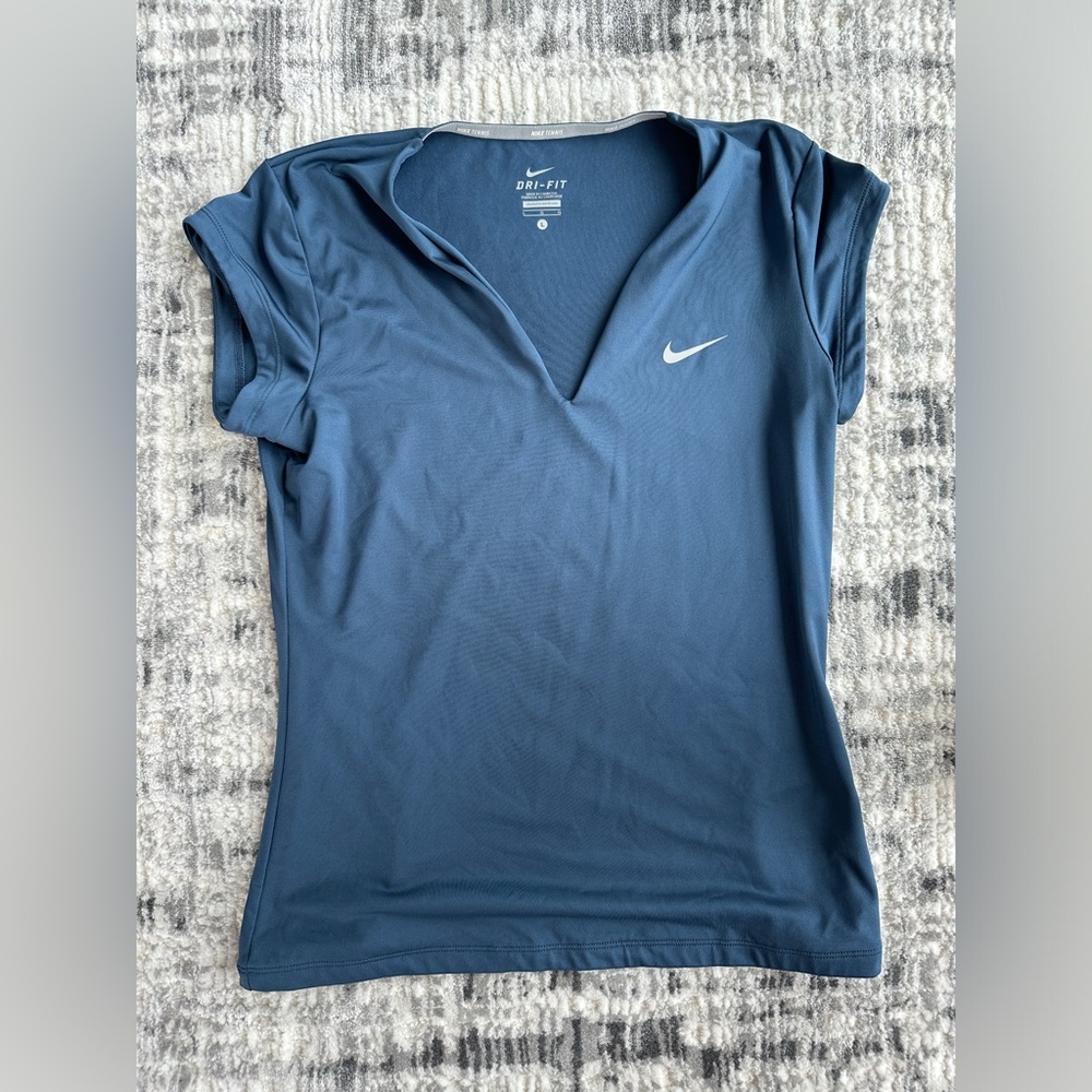 Nike Women's Tennis Shirt. Size Large.